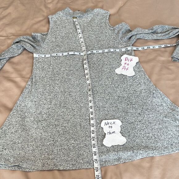 By&By size M grey long sleeve cold shoulder flowy soft stretchy top GUC - Picture 7 of 9